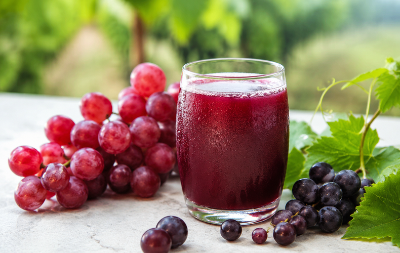 Succo d’uva, benefici reali e limiti: cosa dice la scienza sulla bevanda della vendemmia