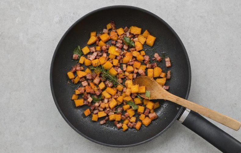Cestini di Pasta Fillo con Zucca, Speck e Taleggio: passo 4