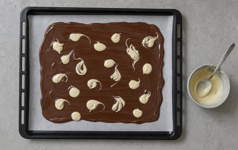 Chocolate Bark con Frutta Secca e Frutti di Bosco: passo 3