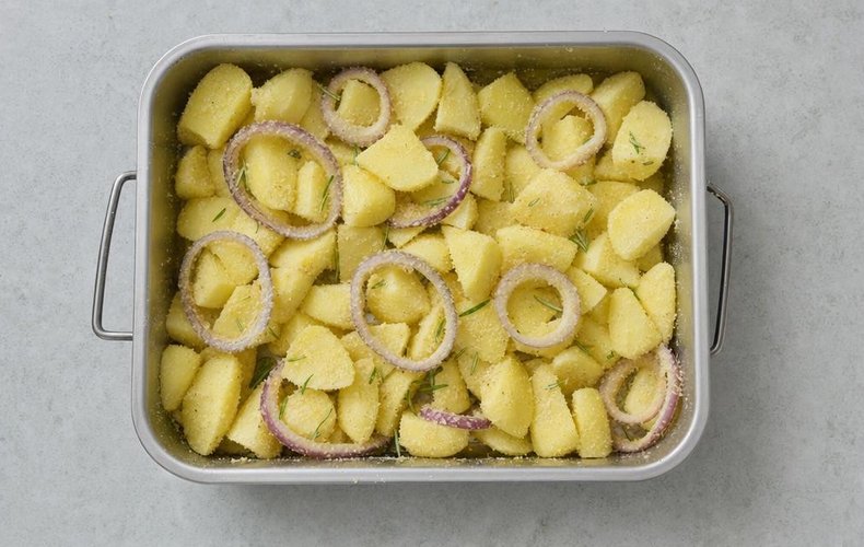 Patate al Forno con Aglio e Cipolla: passo 2
