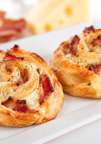 Ricetta Rose di Pasta Sfoglia con Bacon e Formaggio